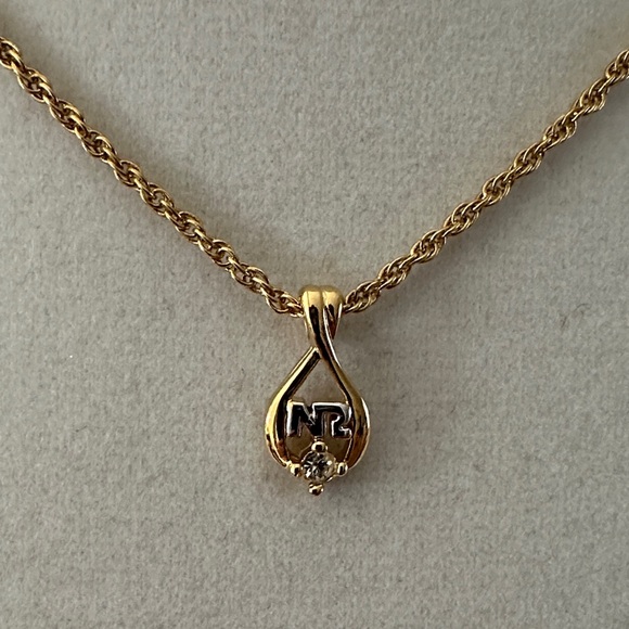 Nina Ricci Elegant Classic Logo Necklace - Picture 7 of 11